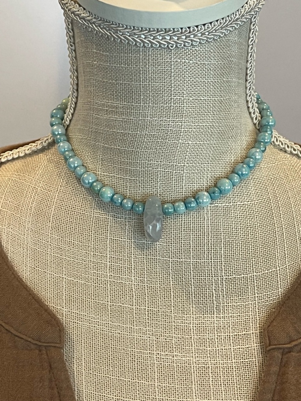 Glass Beaded Choker Necklace with Agate Pendant